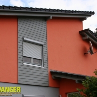 Hausfassade Farbenspiel - sägeraue Stüplschalung in Rauchgrau gestrichen Hausfassade Farbenspiel - © Sägewerk & Holzhandel Ellwanger GmbH, Walldürn-Altheim