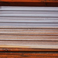 Koralan Silbergrau - vorvergrauter Belag wurde mit Koralan Silbergrau geölt!
Unterer Bereich unbehandelt .. Oberer Bereich geölt Koralan Silbergrau - © Sägewerk & Holzhandel Ellwanger GmbH, Walldürn-Altheim