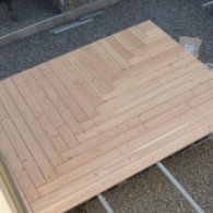 Planung, Aufbau und Fertigstellung einer L-Terrasse.